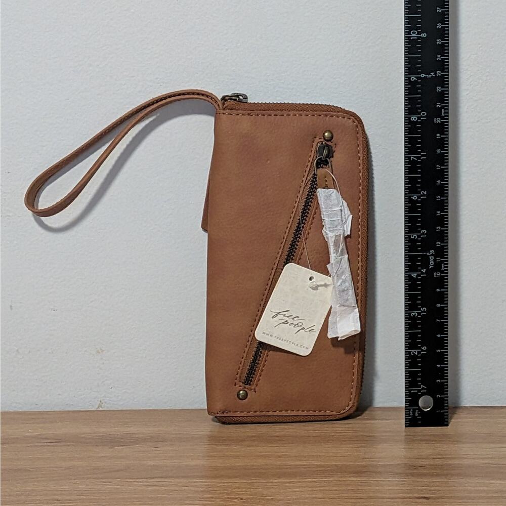 NWT Free People Distressed Vegan Leather Wallet Wristlet Clutch Brown - Picture 2 of 4